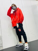 暖色系の差し色を入れておしゃれ度アップ。