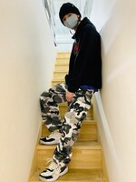 ポイントはニット帽。マスクストラップも良いアクセントに。