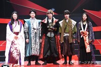 左から片山萌美、砂川脩弥、越岡裕貴、横原悠毅、矢島舞美。