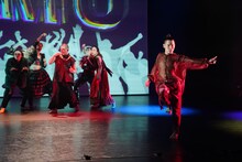 Baobab 第14回本公演 Re:born project vol.4-5「UMU -うむ- fusion edit.」 / 「笑う額縁」より。（撮影：大洞博靖）