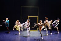 Baobab 第14回本公演 Re:born project vol.4-5「UMU -うむ- fusion edit.」 / 「笑う額縁」より。（撮影：大洞博靖）