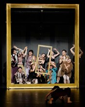 Baobab 第14回本公演 Re:born project vol.4-5「UMU -うむ- fusion edit.」 / 「笑う額縁」より。（撮影：大洞博靖）