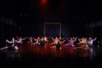 Baobab 第14回本公演 Re:born project vol.4-5「UMU -うむ- fusion edit.」 / 「笑う額縁」より。（撮影：大洞博靖）