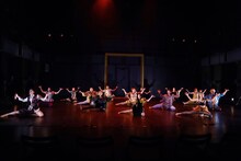 Baobab 第14回本公演 Re:born project vol.4-5「UMU -うむ- fusion edit.」 / 「笑う額縁」より。（撮影：大洞博靖）