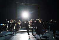 Baobab 第14回本公演 Re:born project vol.4-5「UMU -うむ- fusion edit.」 / 「笑う額縁」より。（撮影：大洞博靖）