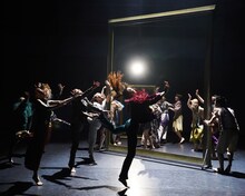 Baobab 第14回本公演 Re:born project vol.4-5「UMU -うむ- fusion edit.」 / 「笑う額縁」より。（撮影：大洞博靖）