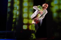 水戸芸術館 ラ コンチャン 共同製作 近藤芳正 Solo Work「『ナイフ』再始動～reboot～」より。（撮影：田中亜紀）