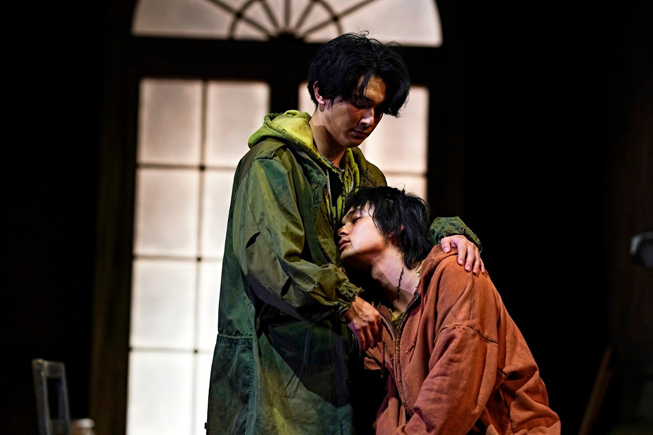 吉沢亮＆北村匠海が極限状態を生きる“兄弟”熱演、白井晃演出「マーキュリー・ファー」