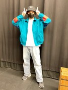 街の雑踏にも溶け込みそうな、ポップなアウターとこなれたハットで。