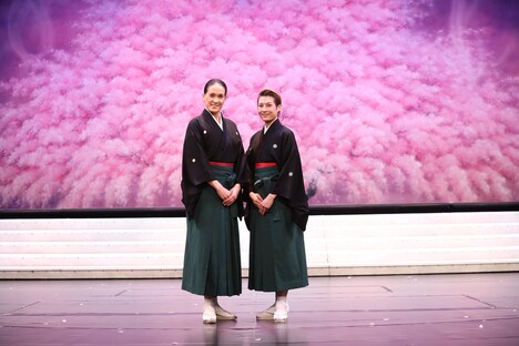 左から桐生麻耶、楊琳。