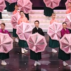 OSK日本歌劇団の創立100周年記念式典、桜吹雪と“桜パラソル”で華やかに