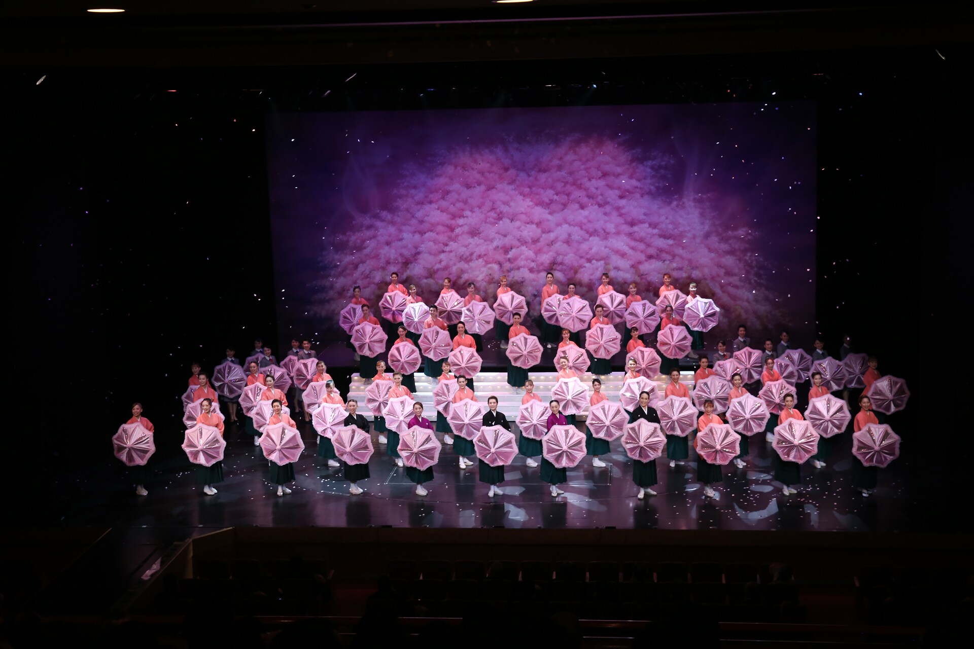 OSK日本歌劇団の創立100周年記念式典、桜吹雪と“桜パラソル”で華やかに