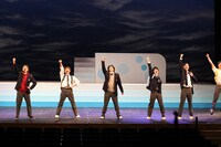 絶対青春合唱コメディ『SING!!!』－空の青と海の青と僕らの学校－」より。