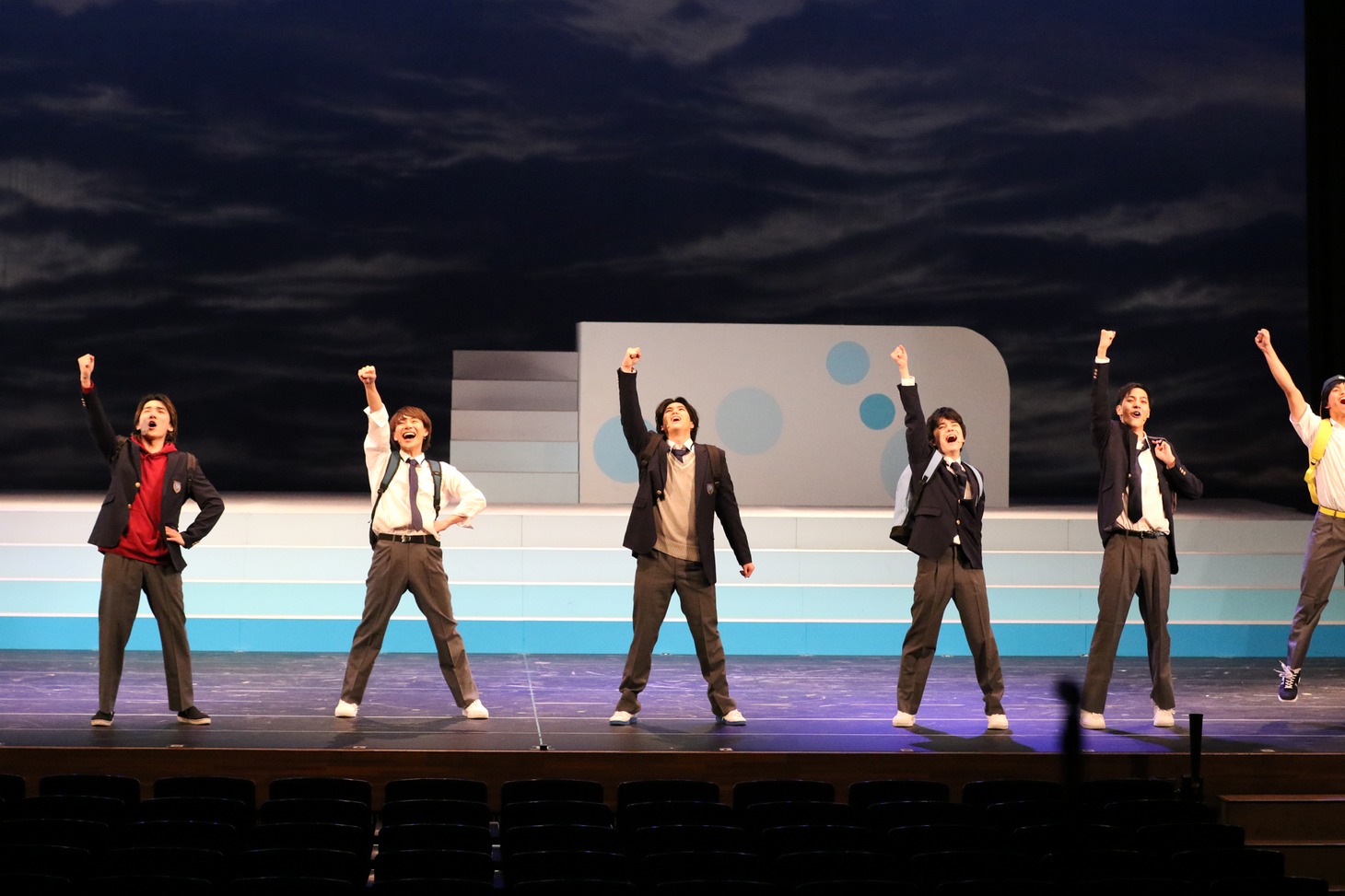 絶対青春合唱コメディ『SING!!!』－空の青と海の青と僕らの学校－」より。