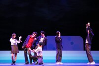 絶対青春合唱コメディ『SING!!!』－空の青と海の青と僕らの学校－」より。