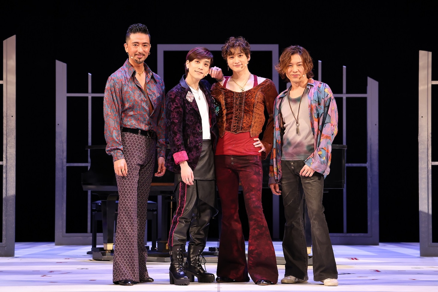 左から岡幸二郎、平間壮一、小関裕太、東山義久。（撮影：森好弘）