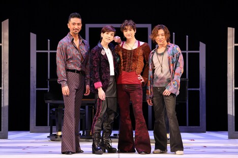 左から岡幸二郎、平間壮一、小関裕太、東山義久。（撮影：森好弘）