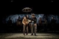 烏丸ストロークロック×五色劇場「新平和」より。（撮影：井上嘉和）