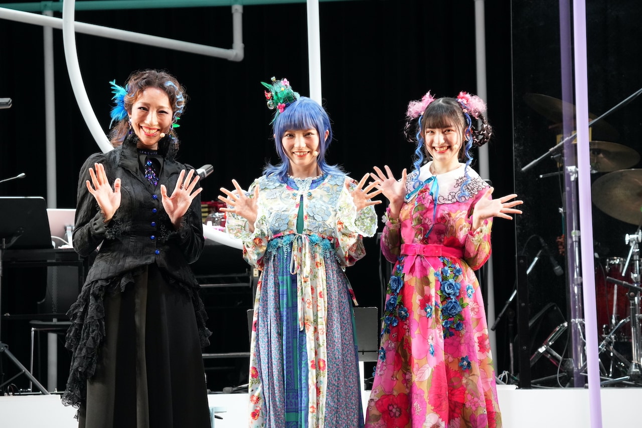 左から水夏希、岡田奈々（AKB48）、菅田愛貴（超ときめき♡宣伝部）。(c)Reading Pop『青い鳥』製作委員会／伊藤智美