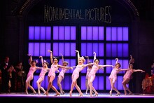 「『SINGIN' IN THE RAIN ―雨に唄えば―』アダム・クーパー特別来日 日本公演」より。（撮影：阿部章仁）