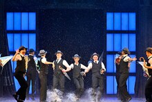 「『SINGIN' IN THE RAIN ―雨に唄えば―』アダム・クーパー特別来日 日本公演」より。（撮影：阿部章仁）