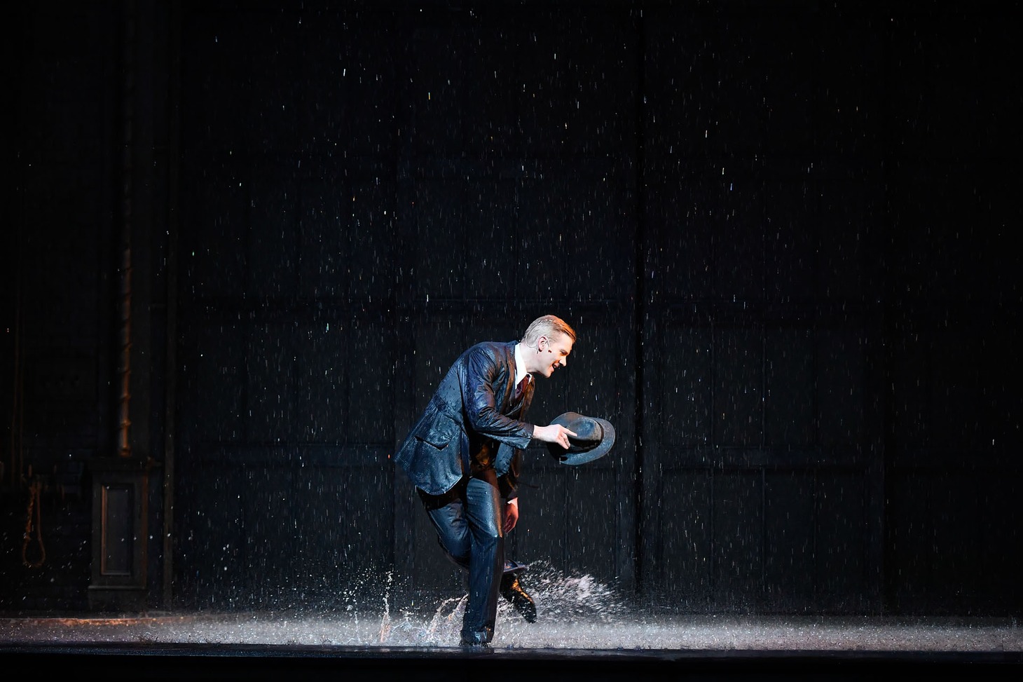 「『SINGIN' IN THE RAIN ―雨に唄えば―』アダム・クーパー特別来日 日本公演」より。（撮影：阿部章仁）