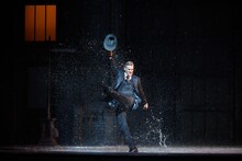 「『SINGIN' IN THE RAIN ―雨に唄えば―』アダム・クーパー特別来日 日本公演」より。（撮影：阿部章仁）