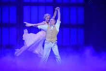 「『SINGIN' IN THE RAIN ―雨に唄えば―』アダム・クーパー特別来日 日本公演」より。（撮影：阿部章仁）