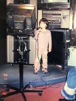 大きなマイクをしっかりとにぎり、堂々たる歌唱姿の少年・啓貴。