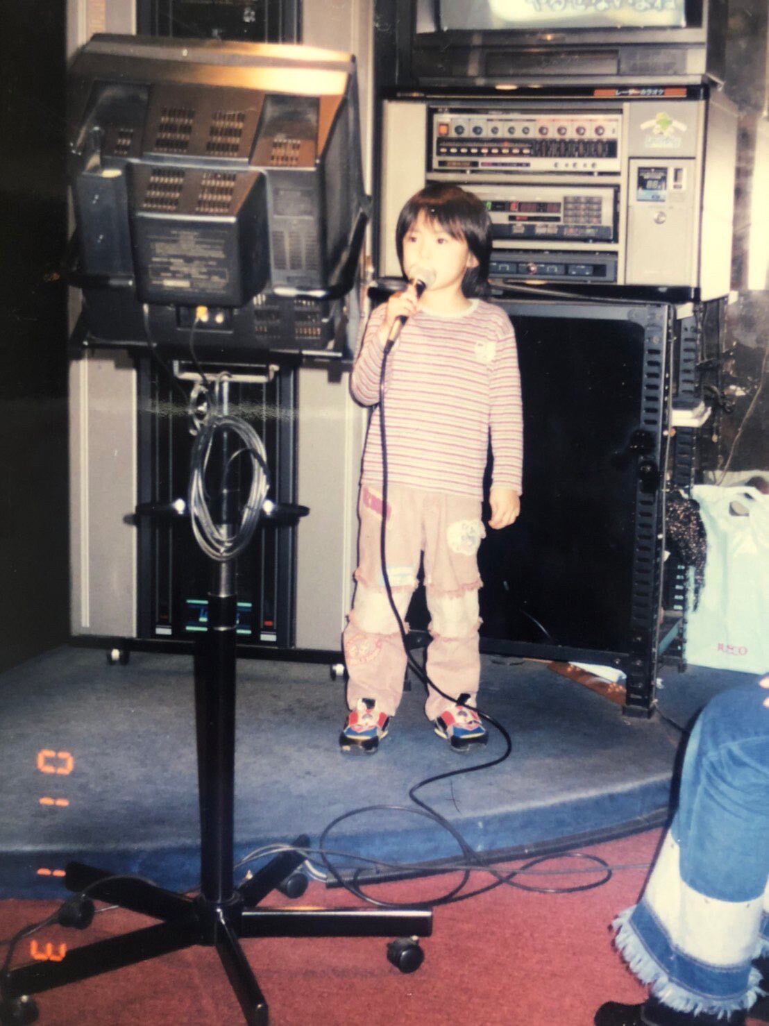 大きなマイクをしっかりとにぎり、堂々たる歌唱姿の少年・啓貴。