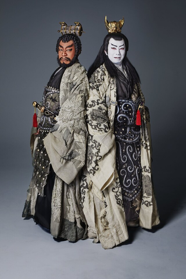 左から市川中車扮する張飛、市川猿之助扮する関羽。（撮影：みなもと忠之）