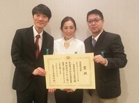 第76回文化庁芸術祭大賞贈呈式にて。左から松尾露美役の橘義、坂下樹里役の樫村千晶、作・演出を手がけた土田英生。