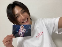 ミュージカル「フィスト・オブ・ノーススター～北斗の拳～」で自身が演じたシンの写真を手に、笑顔を浮かべる上田。（舞台写真撮影：田中亜紀）(c)武論尊・原哲夫／コアミックス 1983 版権許諾証GS-111