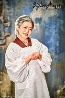 青田いずみ扮する熊沢チヨ。