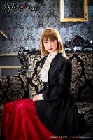 滑川恭子扮する右代宮楼座。