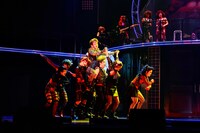 パルコ・プロデュース 2022「ロッキー・ホラー・ショー」より。（撮影：細野晋司）