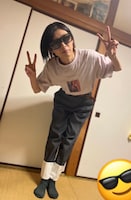 サングラスをかけた出演者たちが、ステージ上でラップを披露するスタイルでおなじみの東葛スポーツ。右下のスタンプもしっかりとサングラスを着用している。