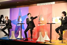 「バスケと野球、どっちが好きなの？」と黒羽麻璃央（写真中央）に聞かれ、たじろぐ岡宮来夢（右）。