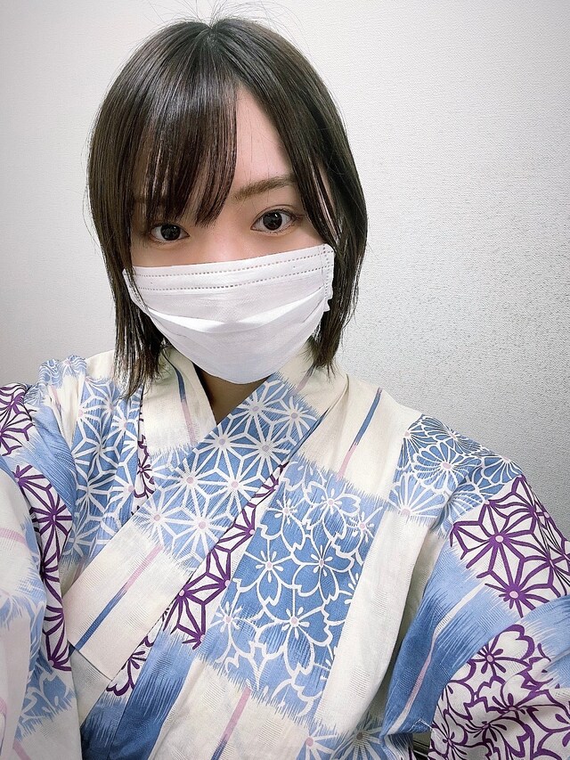 青と紫がさわやかな和服姿。