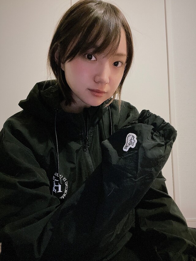 “#FR2で来た”ポーズで袖のウサギロゴを見せる太田。