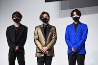 左から佐藤勝利、堂本光一、北山宏光。