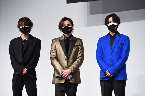 左から佐藤勝利、堂本光一、北山宏光。