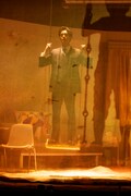 舞台「僕はまだ死んでない」より。(撮影:岡千里)