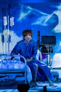 舞台「僕はまだ死んでない」より。(撮影:岡千里)