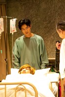 舞台「僕はまだ死んでない」より。（撮影：岡千里）