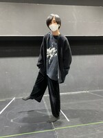 オールブラックコーデ。ポーズもゆるっと。