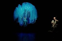 平山素子×本條秀慈郎×床絵美「音楽舞踊劇 IZUMI」より。（撮影：大洞博靖）