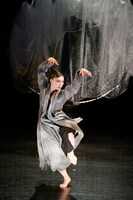 平山素子×本條秀慈郎×床絵美「音楽舞踊劇 IZUMI」より。（撮影：大洞博靖）