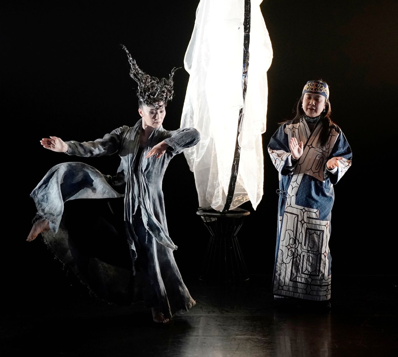 恐ろしくも美しい世界、ダンス×三味線×アイヌ・ウポポの音楽舞踊劇が開幕