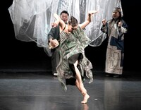 平山素子×本條秀慈郎×床絵美「音楽舞踊劇 IZUMI」より。（撮影：大洞博靖）